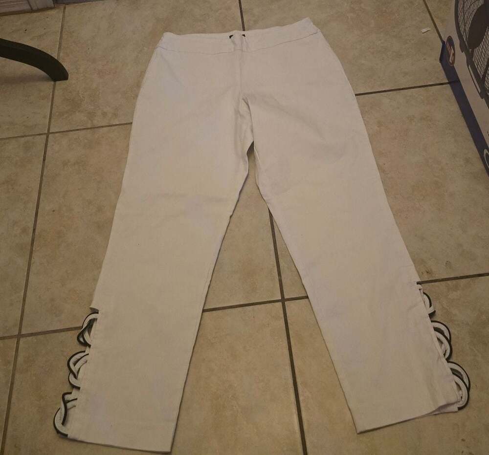 JM Collection Women's White Pull-On Lattice-Hem‎ Capri Pants